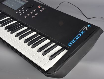 Yamaha-MODX7+ 76-key AWM2 / FM synth